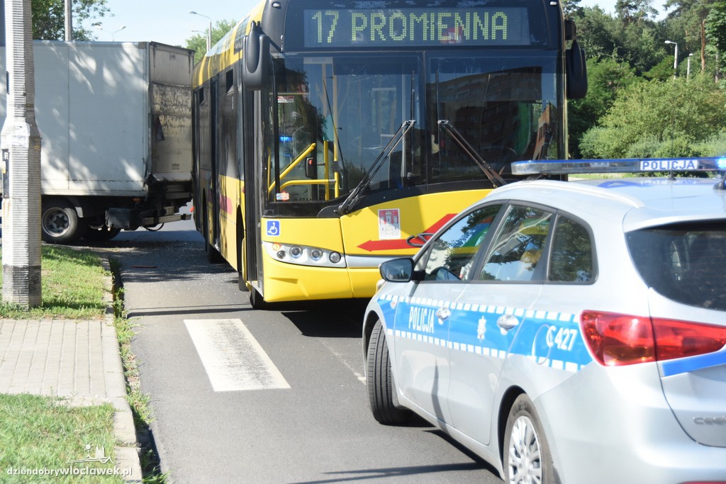 Kolizja autobusu MPK i auta dostawczego