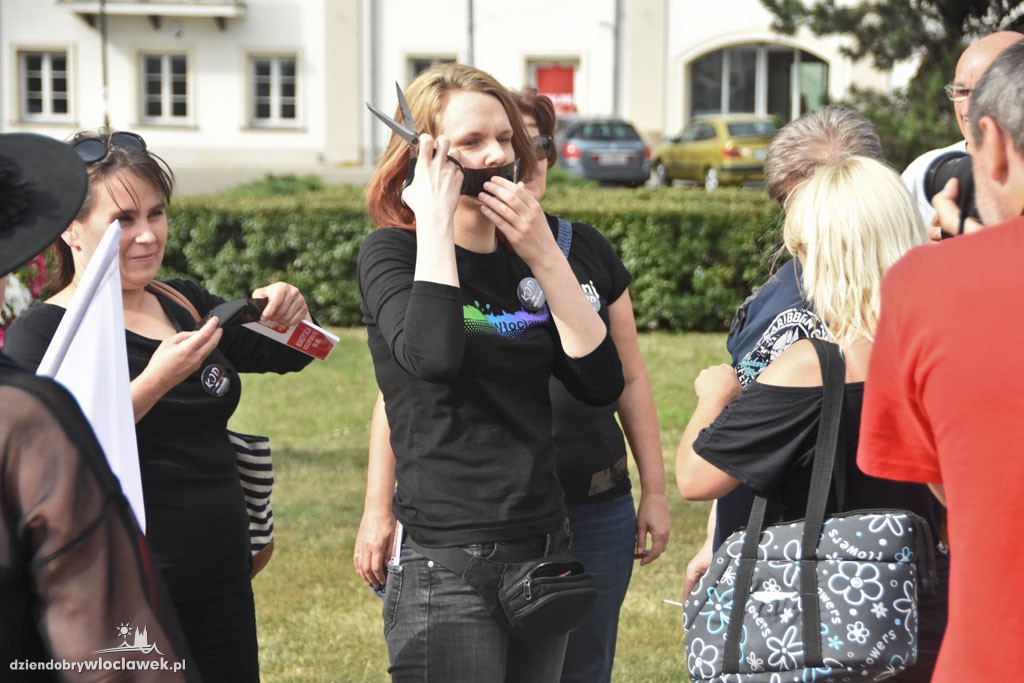 Czarny protest KOD na placu Wolności