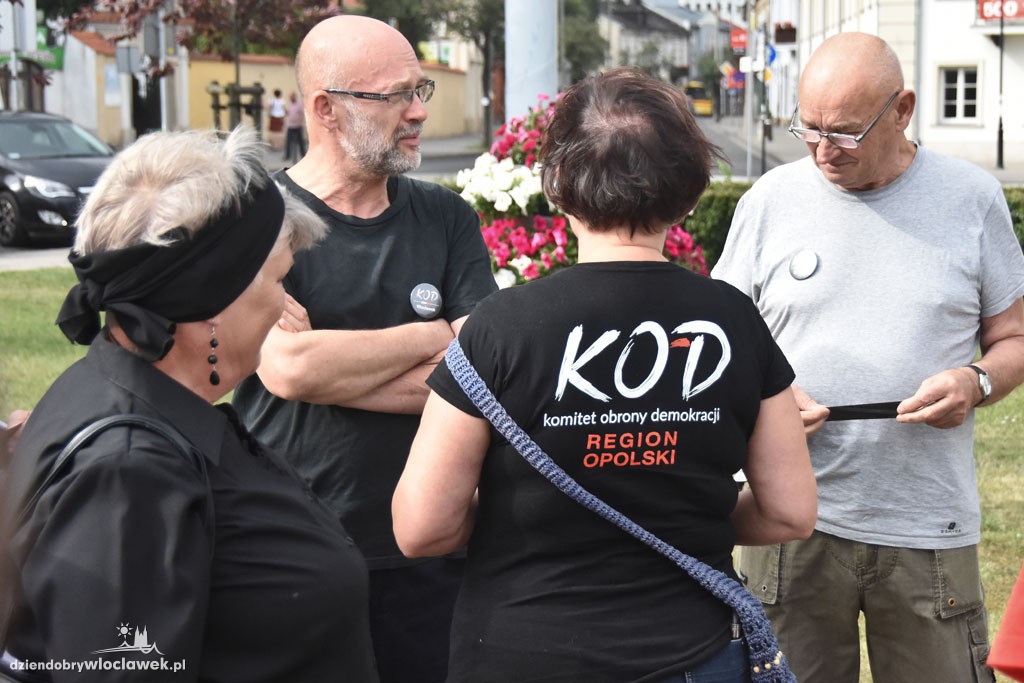 Czarny protest KOD na placu Wolności