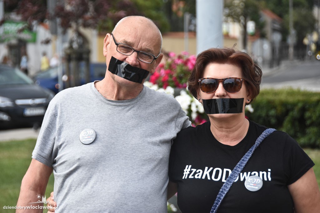 Czarny protest KOD na placu Wolności