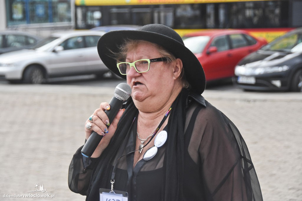 Czarny protest KOD na placu Wolności
