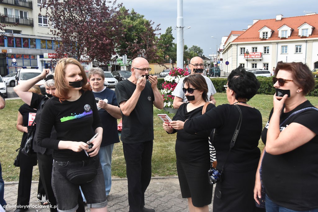Czarny protest KOD na placu Wolności