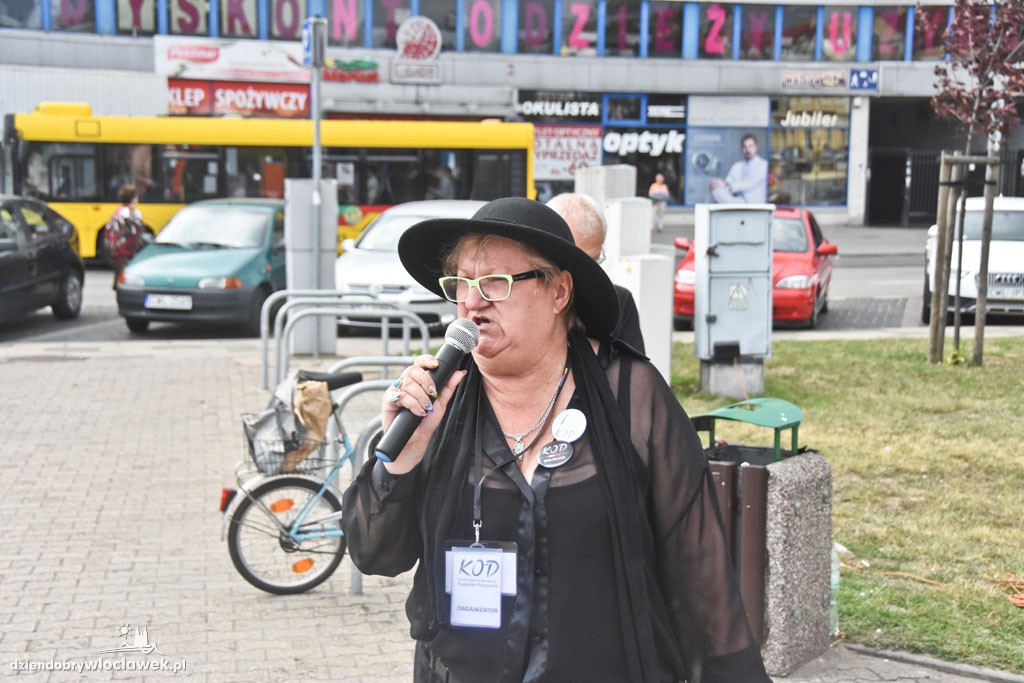 Czarny protest KOD na placu Wolności