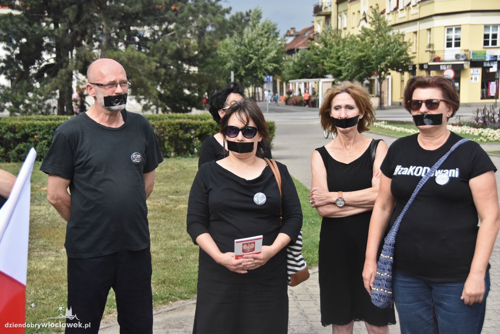 Czarny protest KOD na placu Wolności