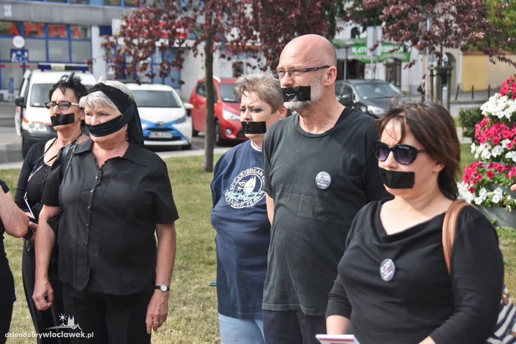 Czarny protest KOD na placu Wolności