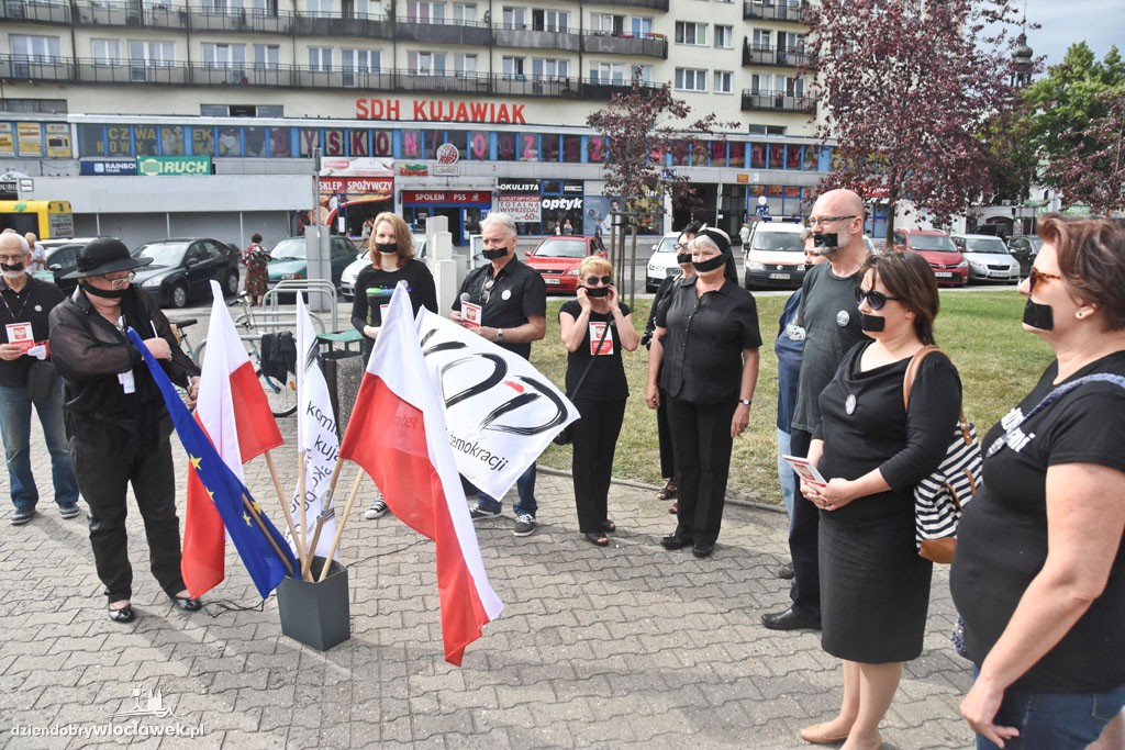 Czarny protest KOD na placu Wolności
