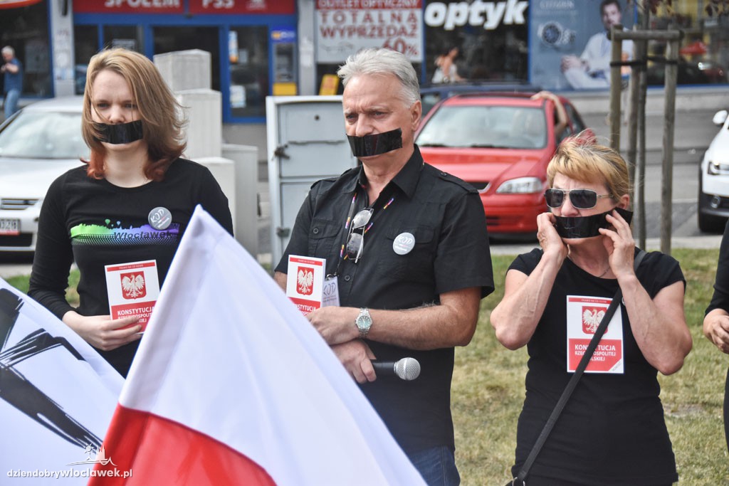 Czarny protest KOD na placu Wolności