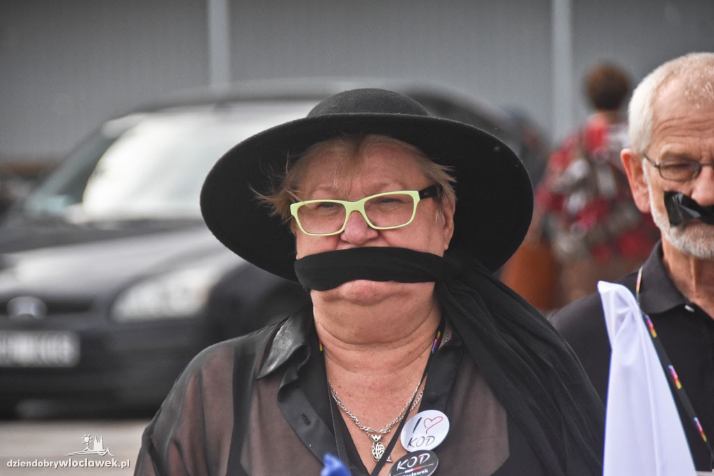 Czarny protest KOD na placu Wolności