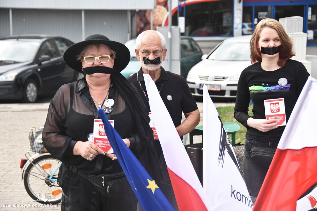 Czarny protest KOD na placu Wolności