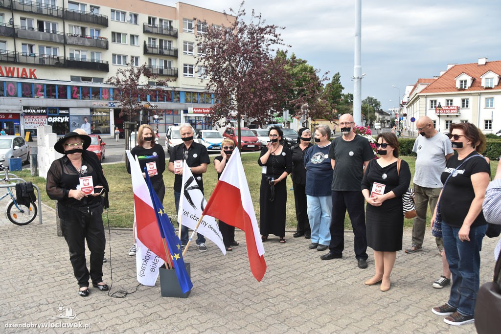 Czarny protest KOD na placu Wolności
