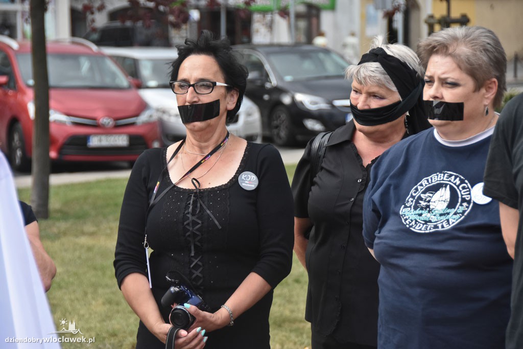 Czarny protest KOD na placu Wolności