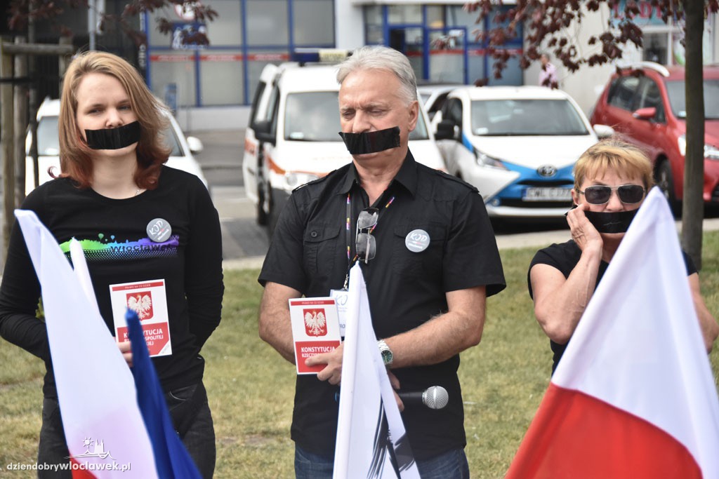 Czarny protest KOD na placu Wolności