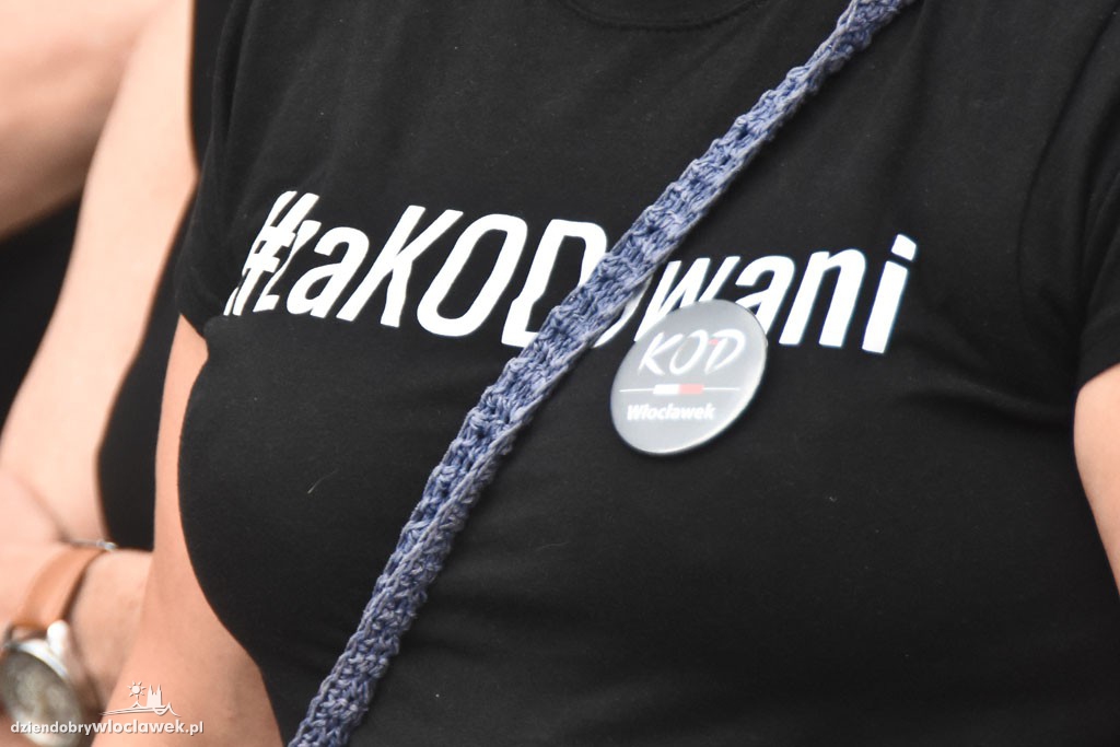 Czarny protest KOD na placu Wolności