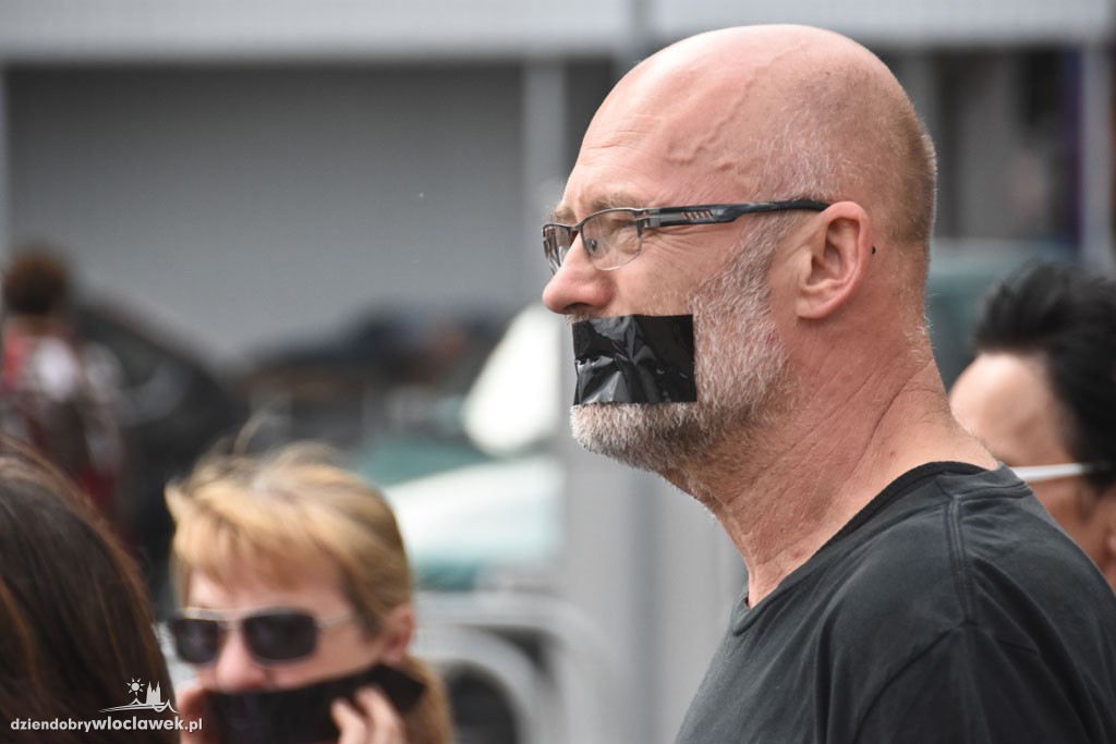 Czarny protest KOD na placu Wolności