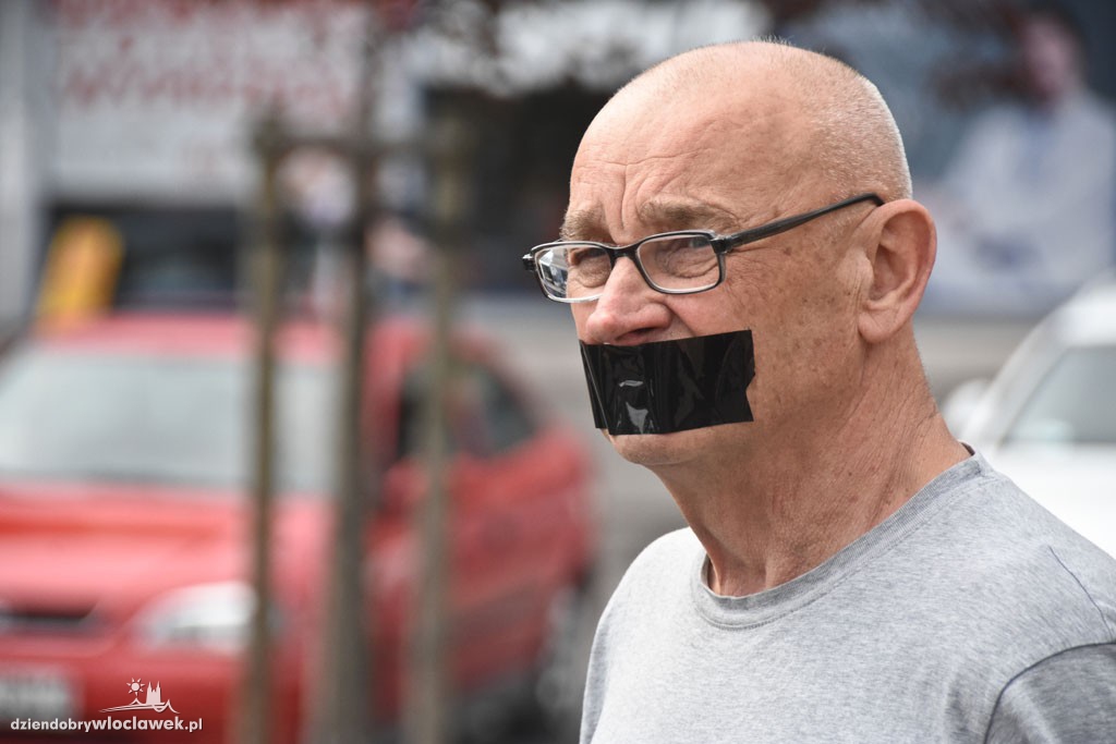 Czarny protest KOD na placu Wolności