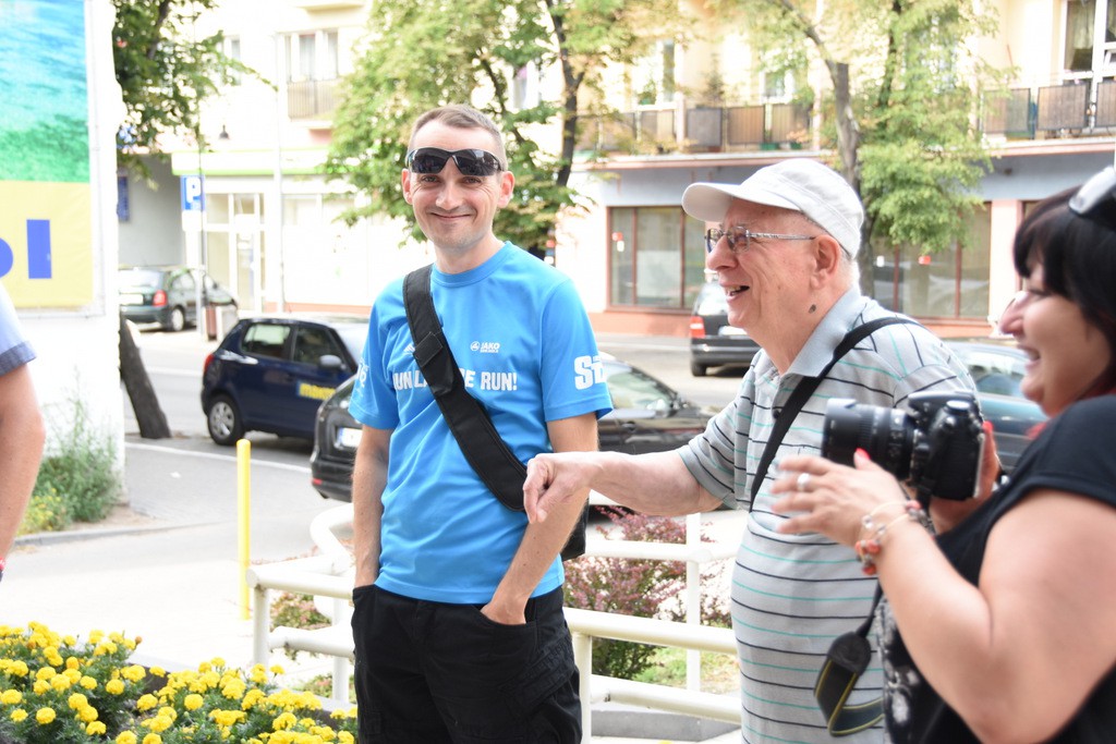 Foto Piątek z pejzażem w tle