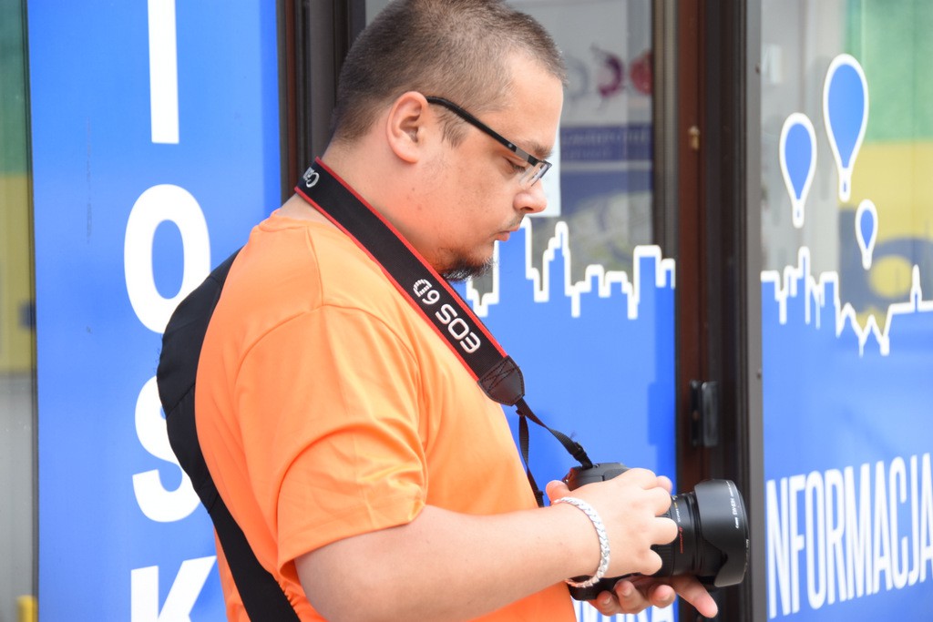 Foto Piątek z pejzażem w tle