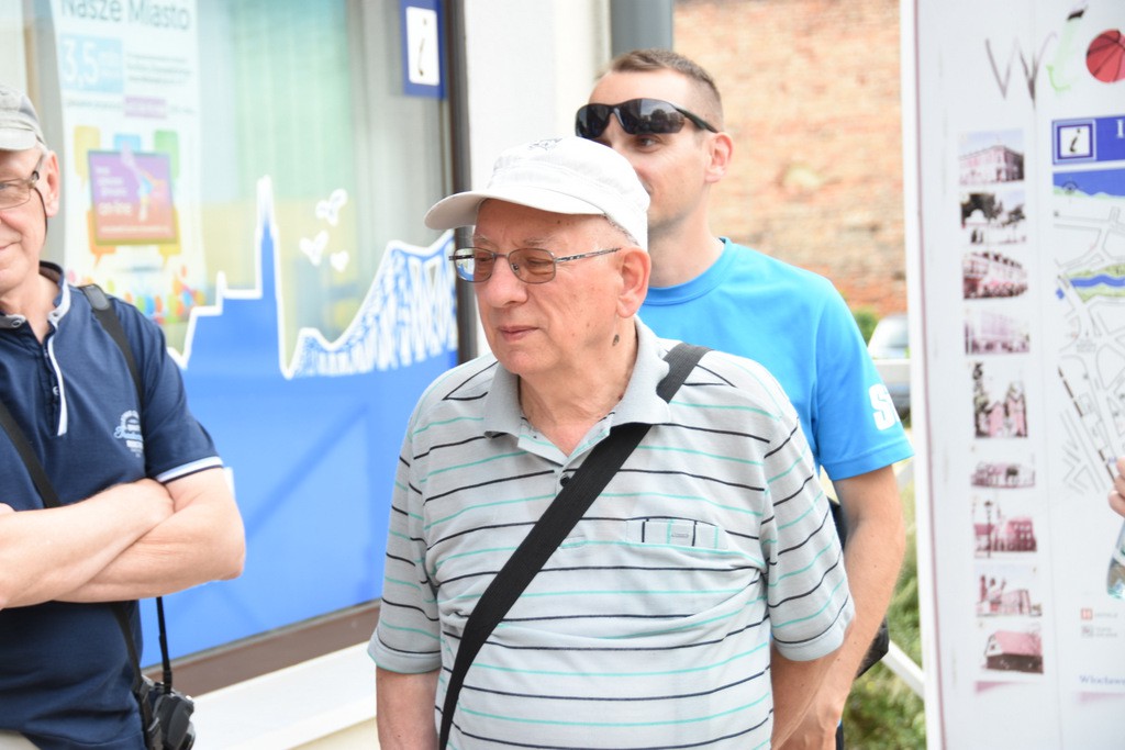 Foto Piątek z pejzażem w tle
