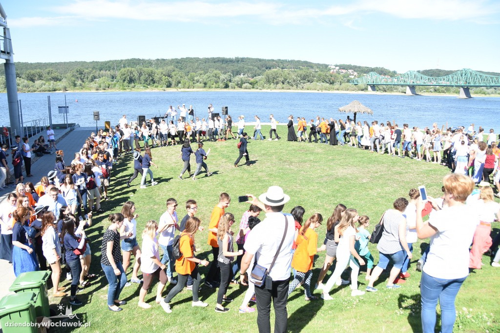 Pielgrzymi tanczyli na przystani