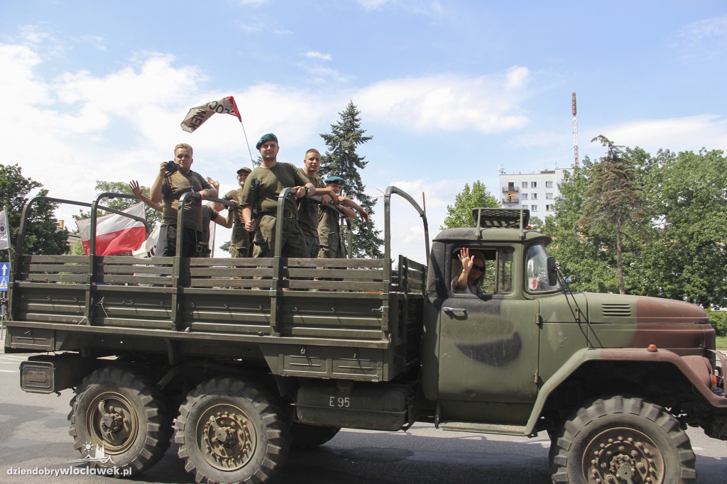 Parada pojazdów militarnych