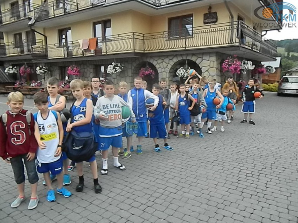 Zawodnicy TKM-u podczas na obozie