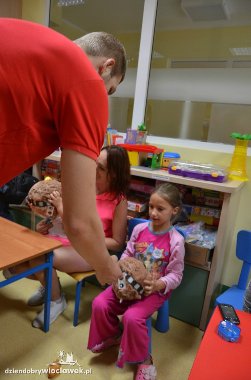 Kadrowicze z wizytą u chorych dzieci