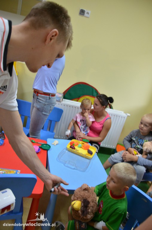 Kadrowicze z wizytą u chorych dzieci