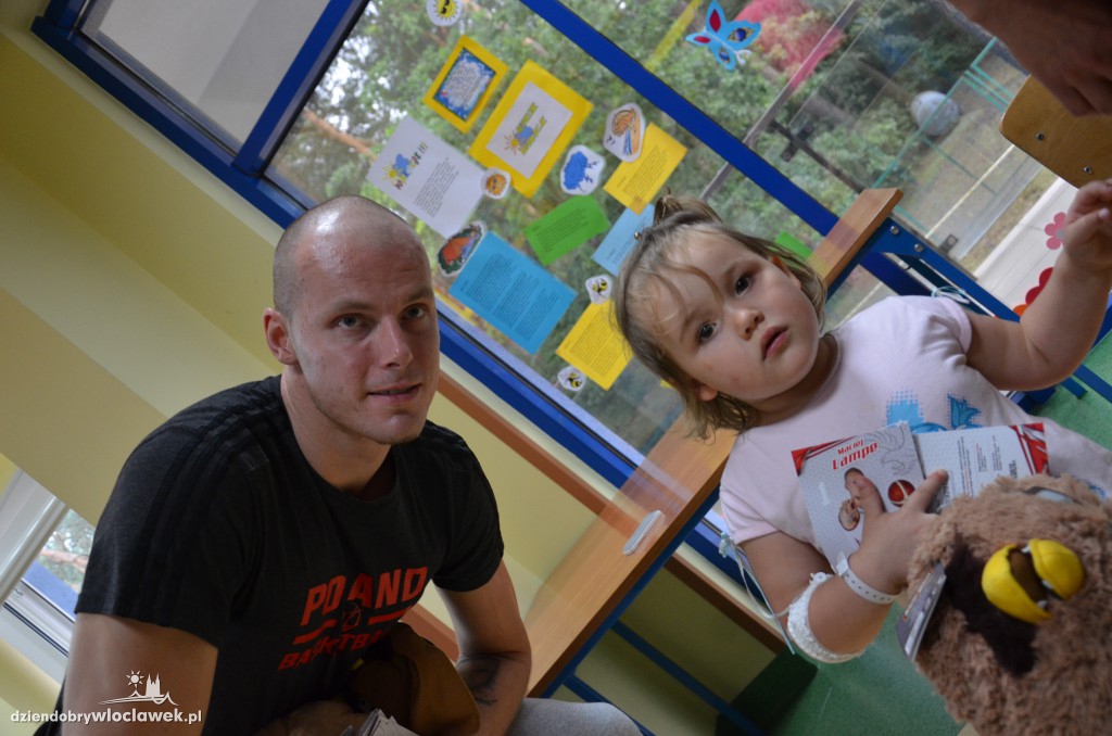 Kadrowicze z wizytą u chorych dzieci