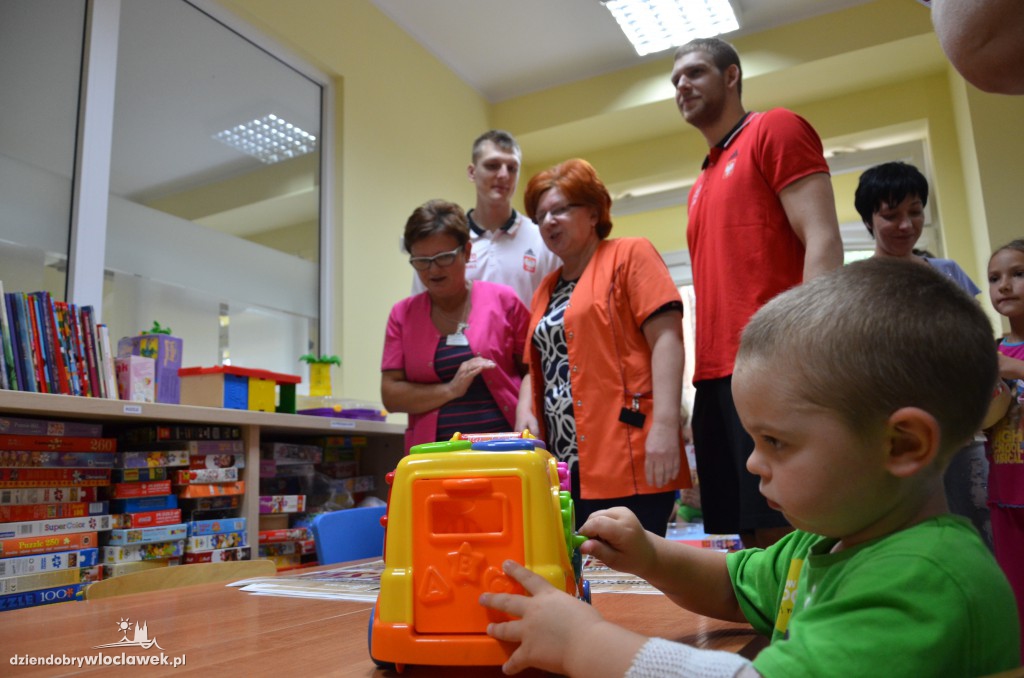 Kadrowicze z wizytą u chorych dzieci