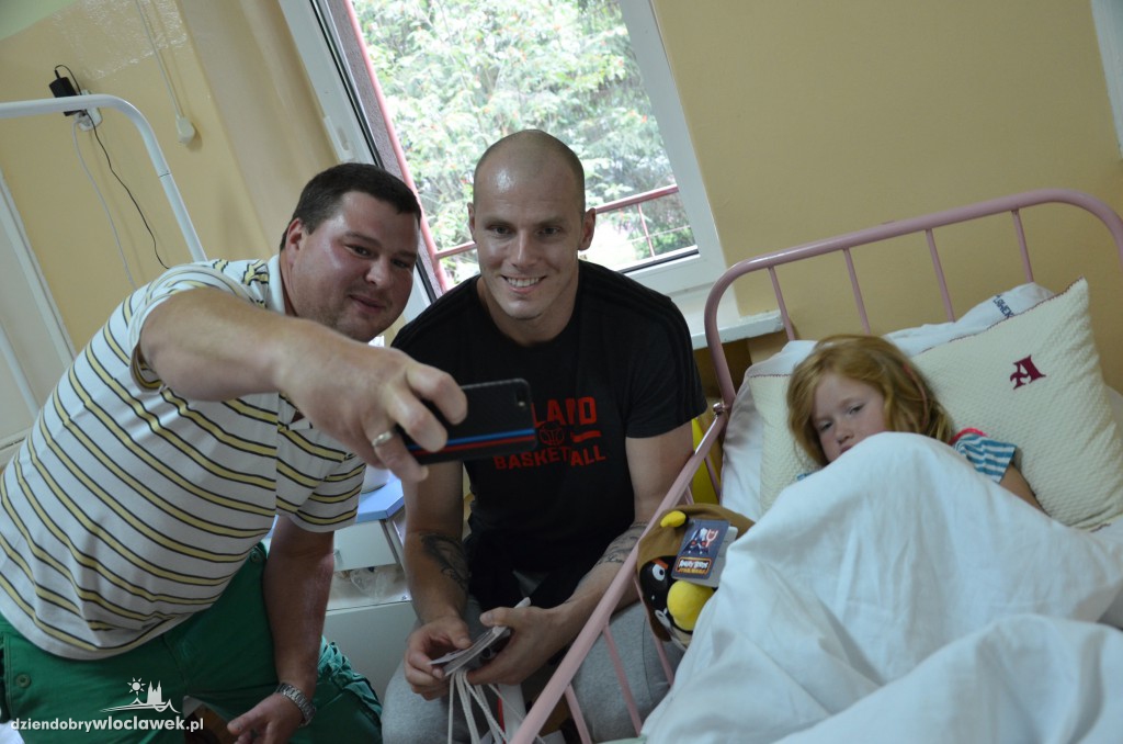 Kadrowicze z wizytą u chorych dzieci