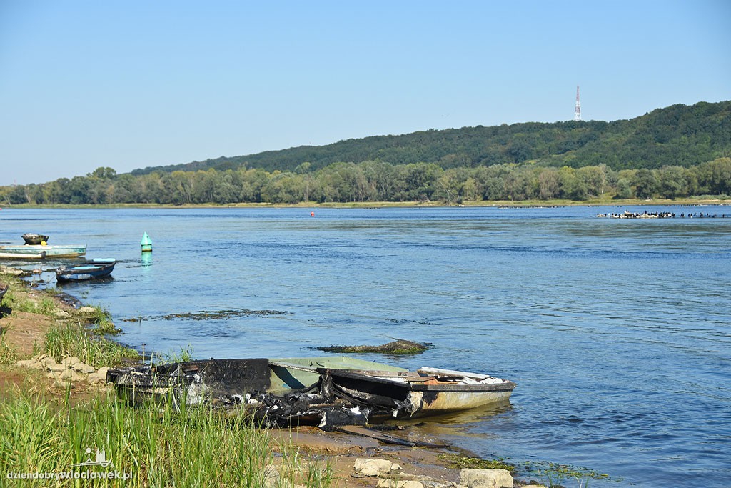 Ktoś nad Wisłą podpalił łodzie wędkarzy