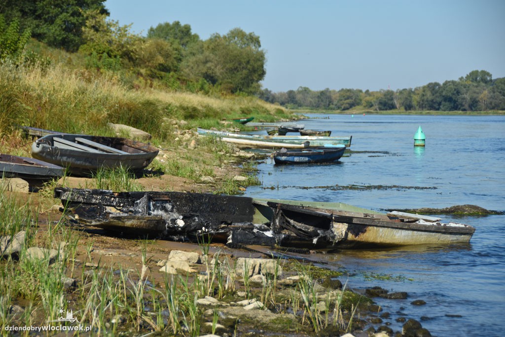 Ktoś nad Wisłą podpalił łodzie wędkarzy