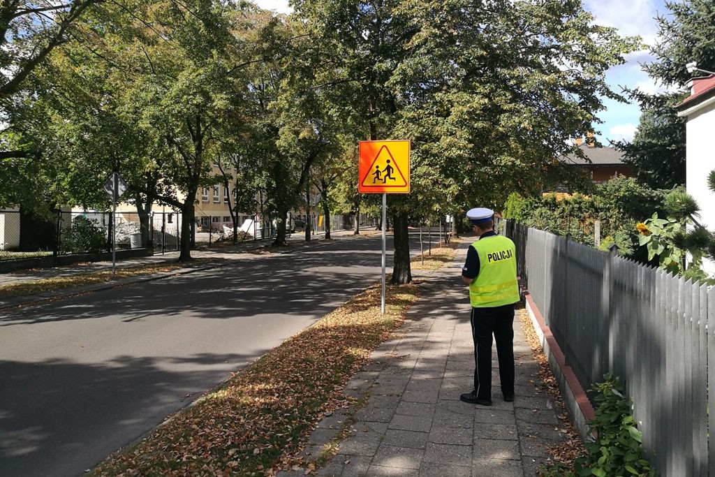 Sprawdzają znaki drogowe przy szkołach