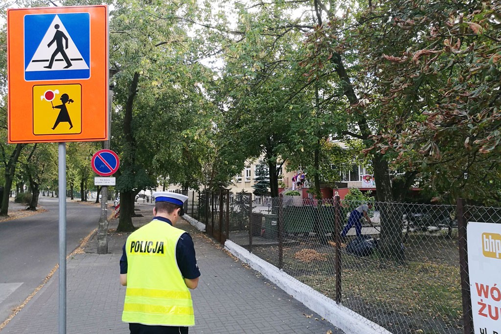 Sprawdzają znaki drogowe przy szkołach