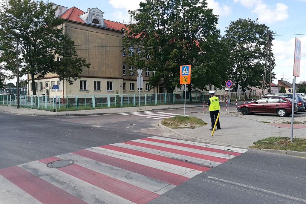 Sprawdzają znaki drogowe przy szkołach