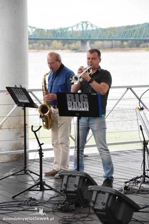 Cristal Band na pływającej scenie