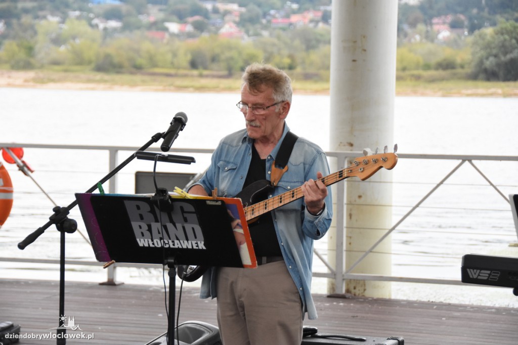 Cristal Band na pływającej scenie