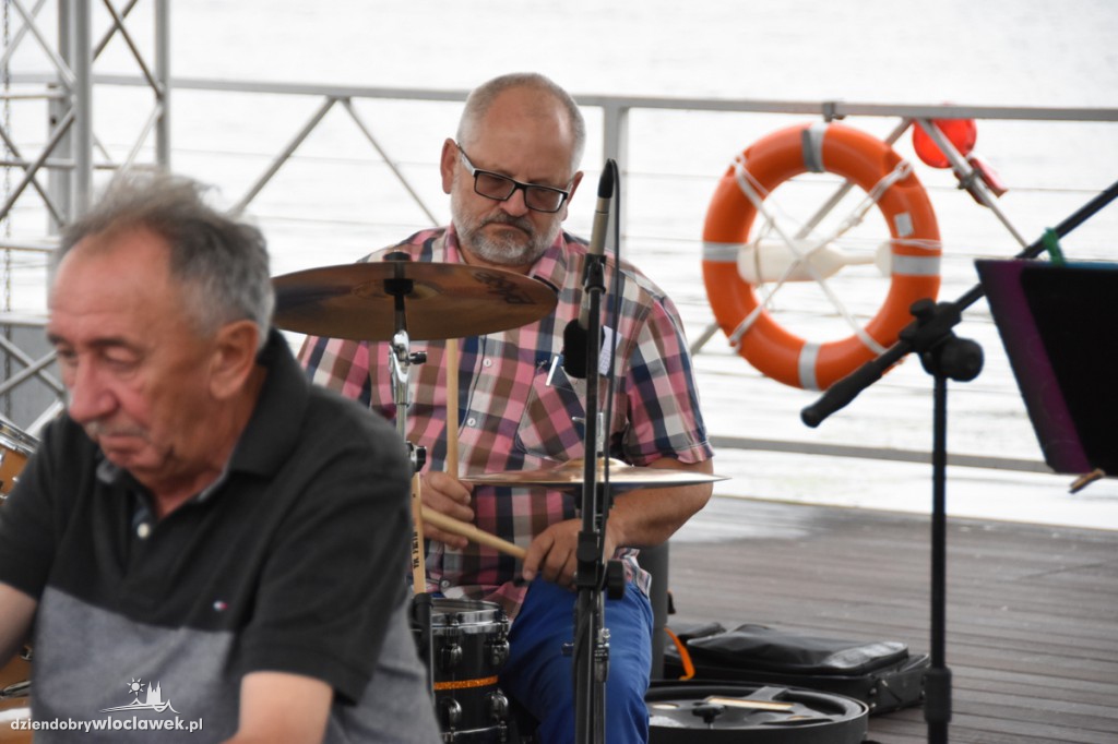 Cristal Band na pływającej scenie