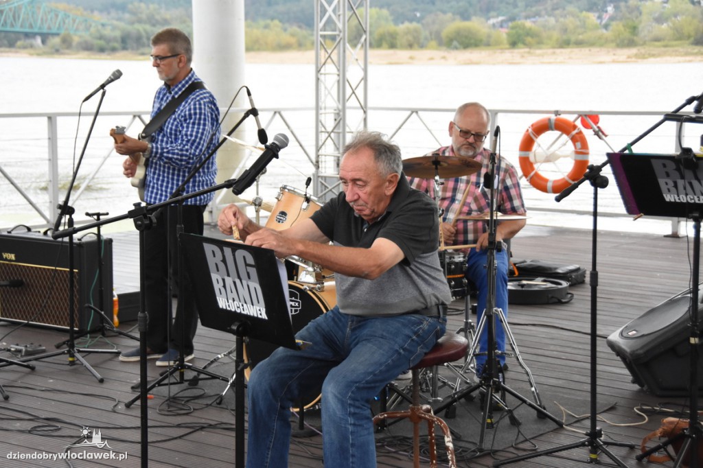 Cristal Band na pływającej scenie