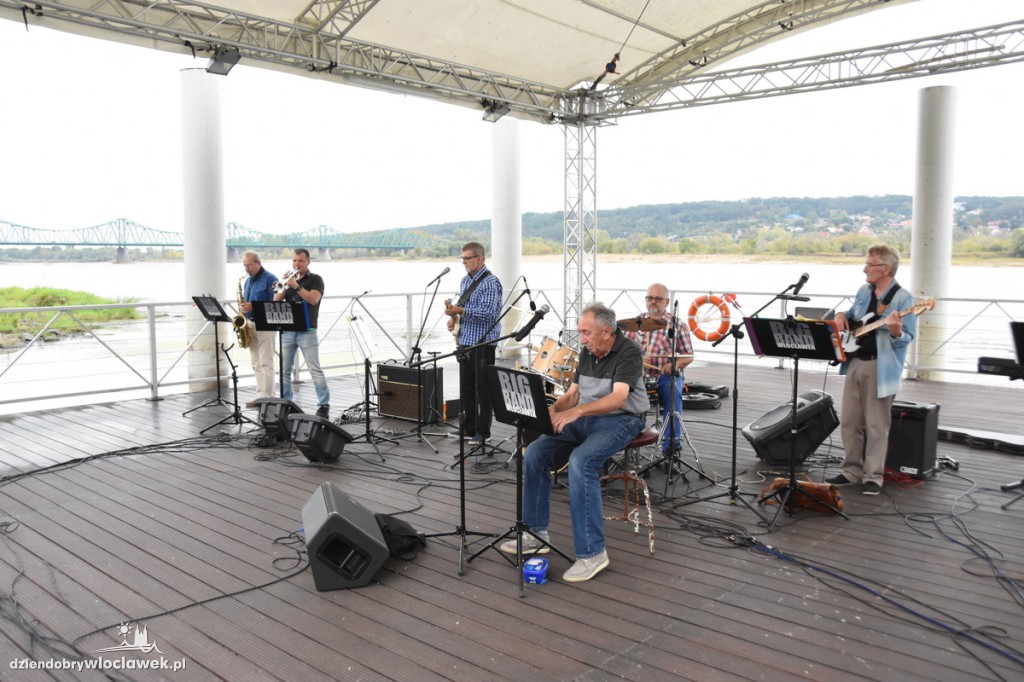 Cristal Band na pływającej scenie