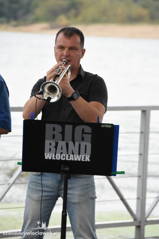 Cristal Band na pływającej scenie