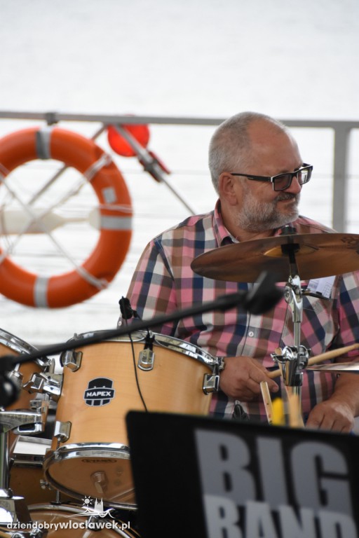 Cristal Band na pływającej scenie