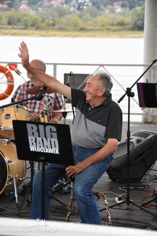 Cristal Band na pływającej scenie