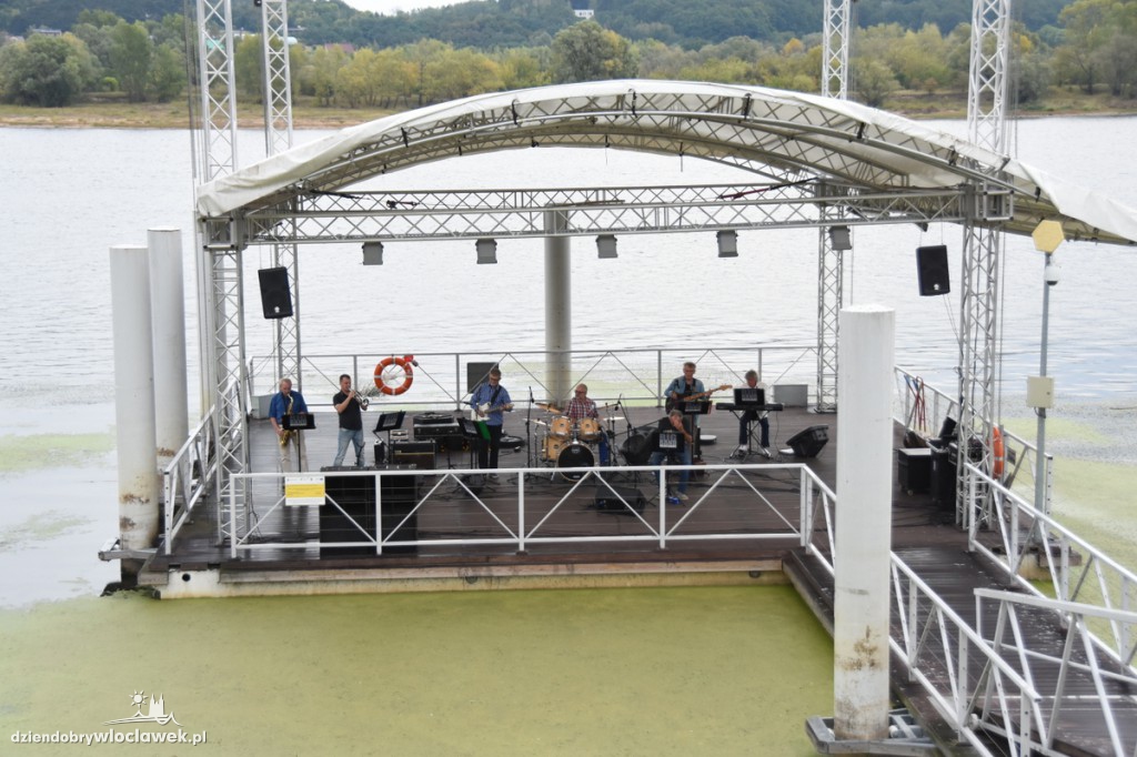 Cristal Band na pływającej scenie