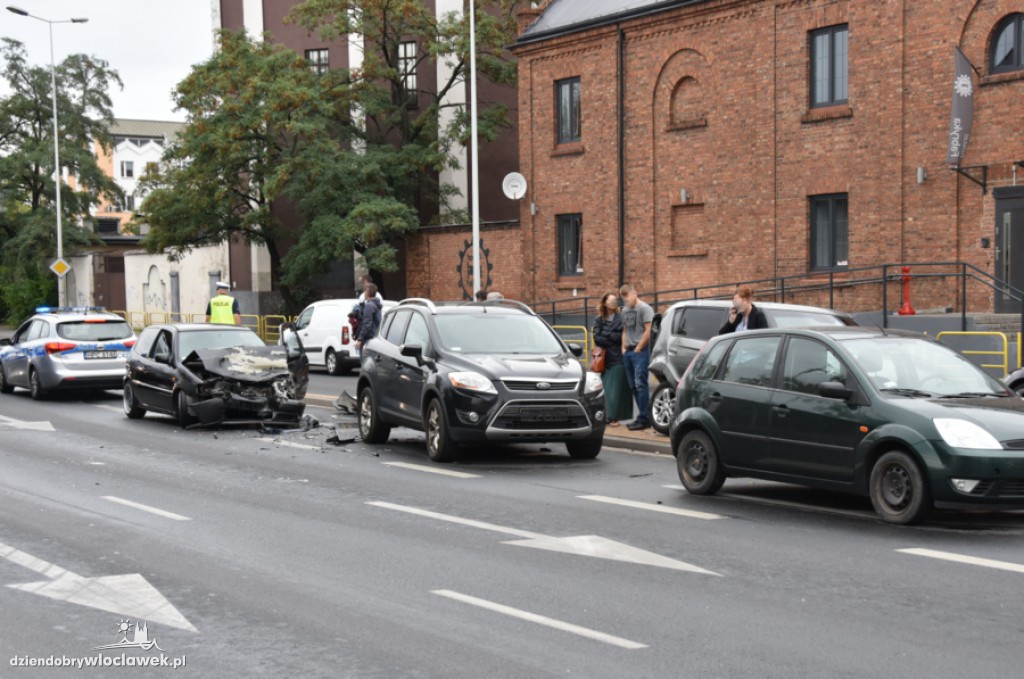Karambol 4 aut na ulicy Okrzei