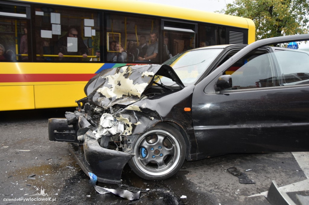 Karambol 4 aut na ulicy Okrzei