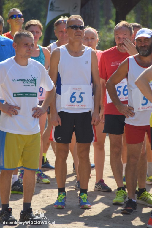 Vladislavia Cross przy jeziorze