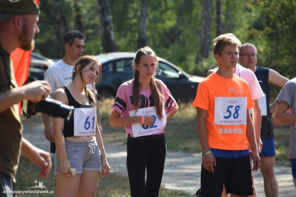 Vladislavia Cross przy jeziorze