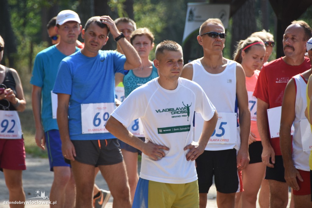 Vladislavia Cross przy jeziorze