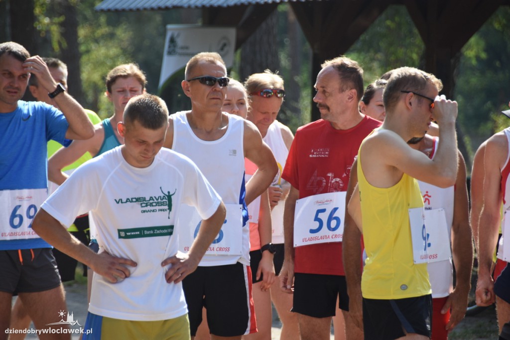 Vladislavia Cross przy jeziorze